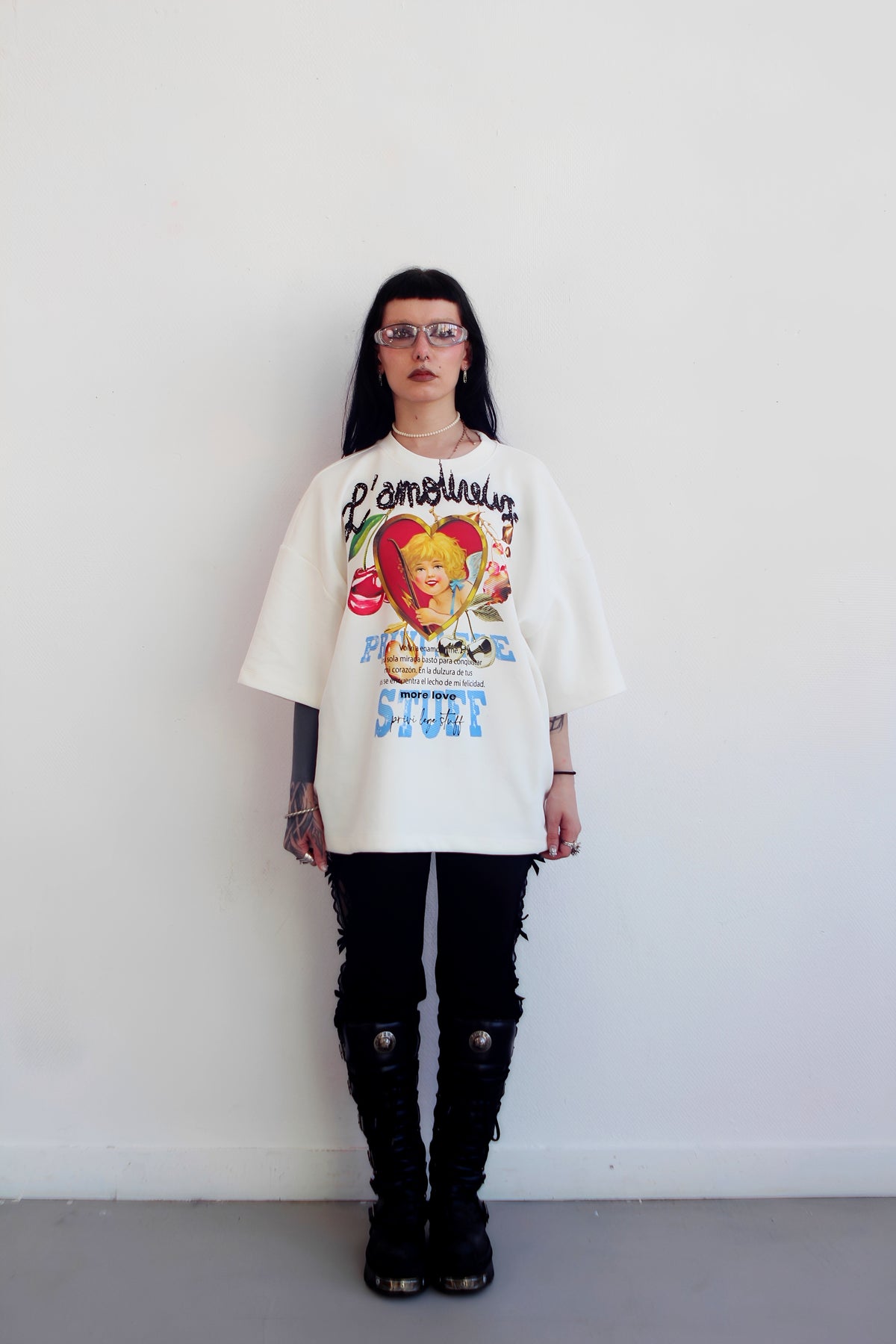 T-shirt L'Amoureux blanc PRIVI LEGE STUFF porté de face, cœur rouge et chérubin