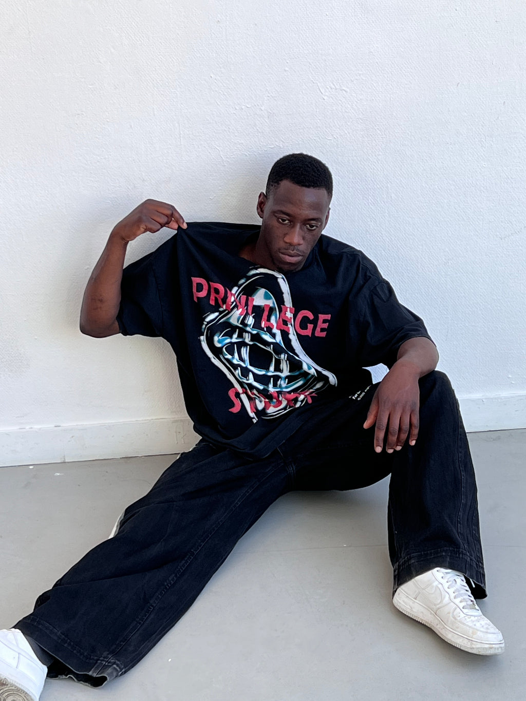 T-shirt World Map noir PRIVI LEGE STUFF porté, globe chromé et lettrage rouge