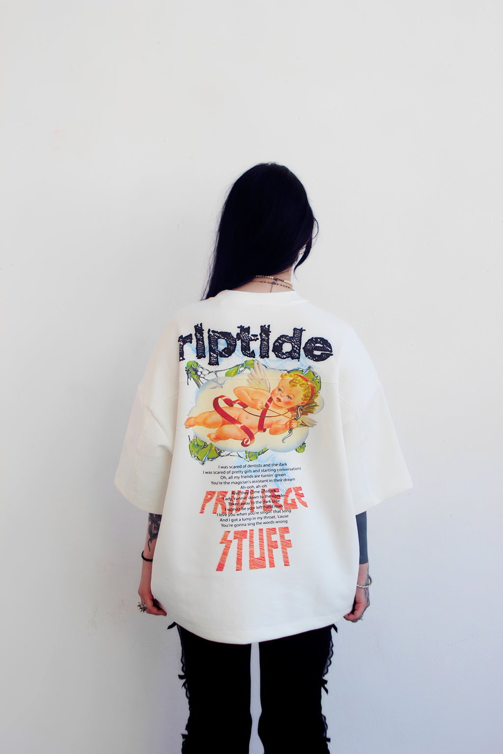 Dos du t-shirt L'Amoureux avec l'inscription riptide et un chérubin sur un nuage