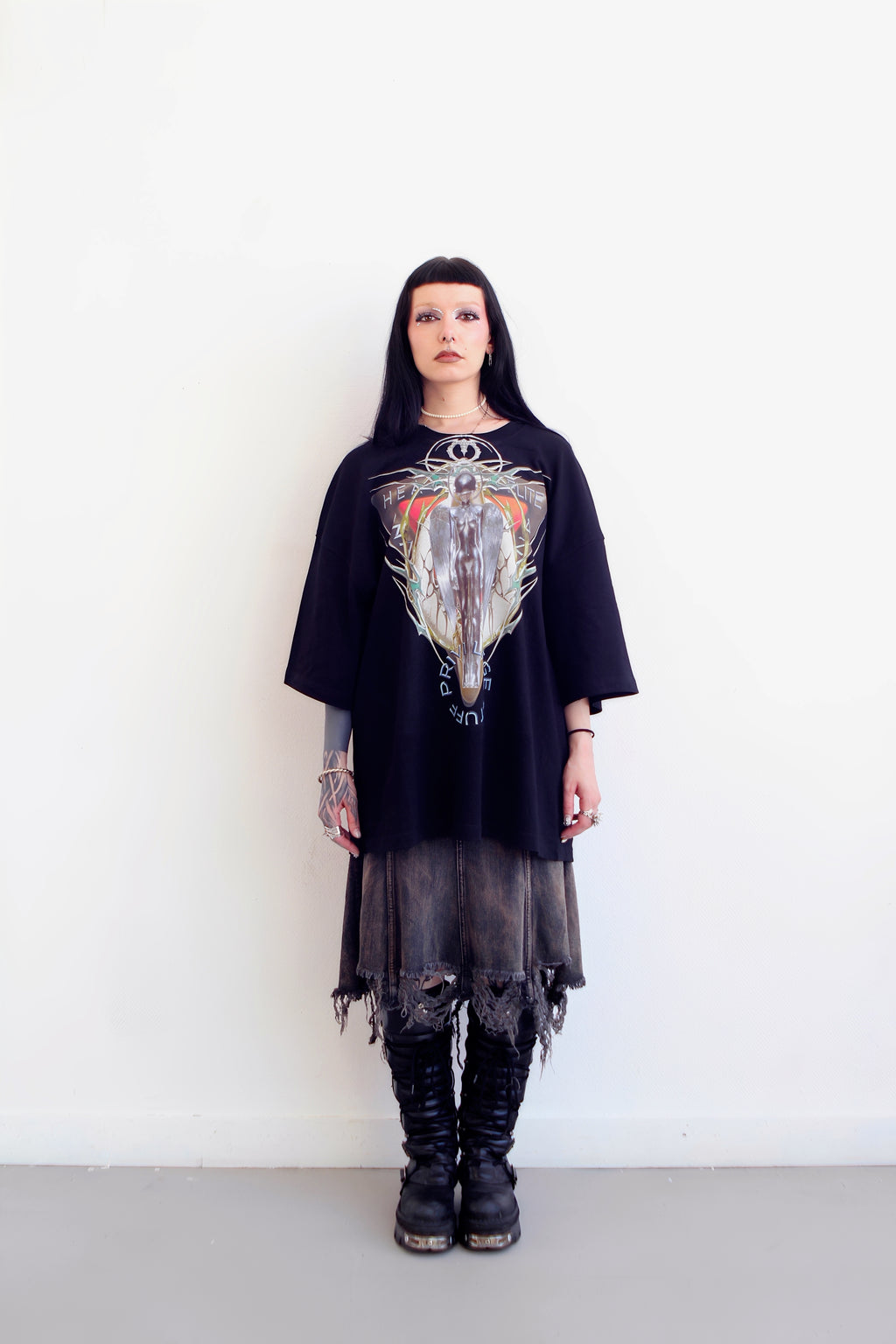 T-shirt oversize Cyborg noir porté, silhouette entière
