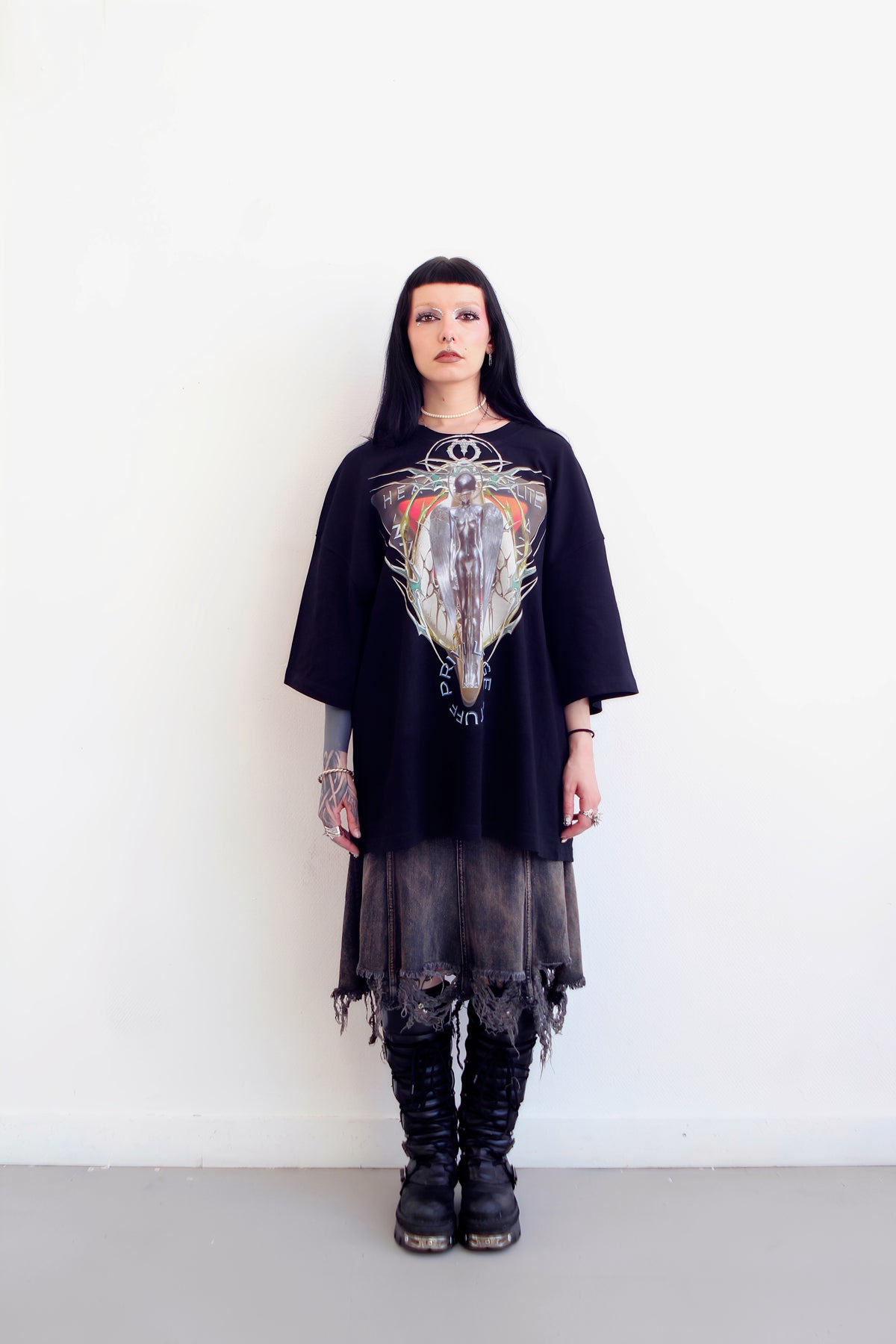 T-shirt oversize Cyborg noir porté, silhouette entière