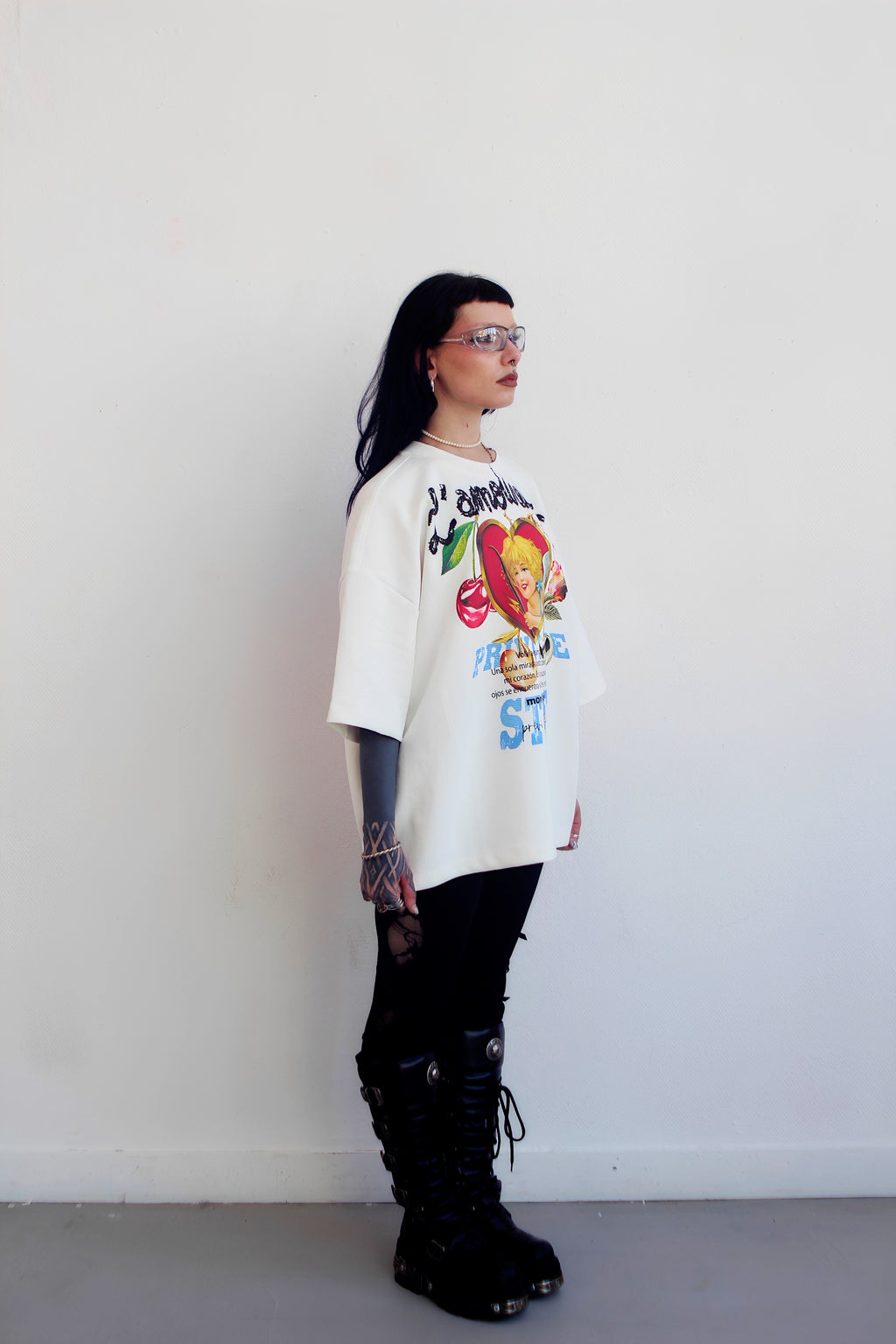 T-shirt oversize L'Amoureux porté, vue de trois quarts