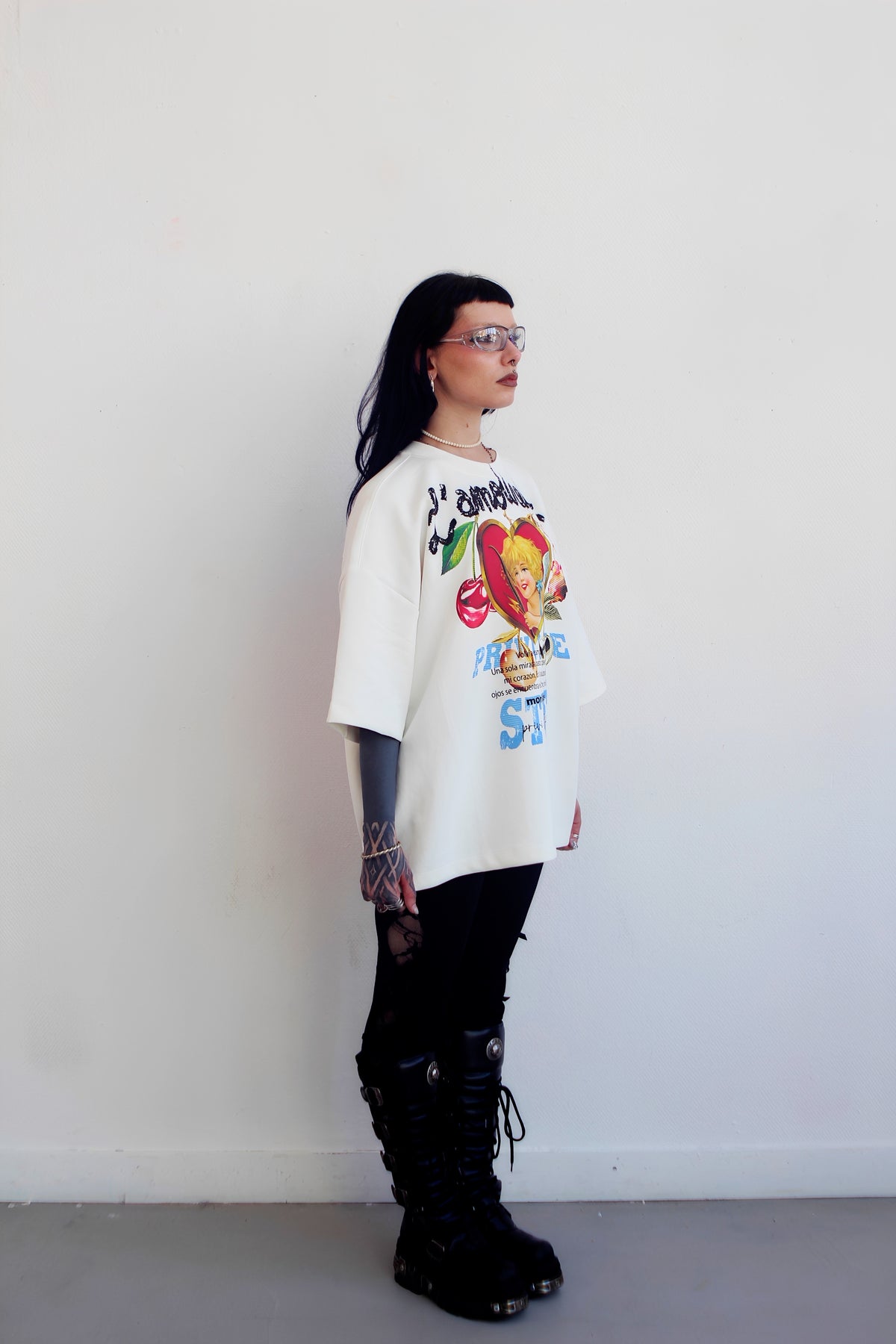 T-shirt oversize L'Amoureux porté, vue de trois quarts