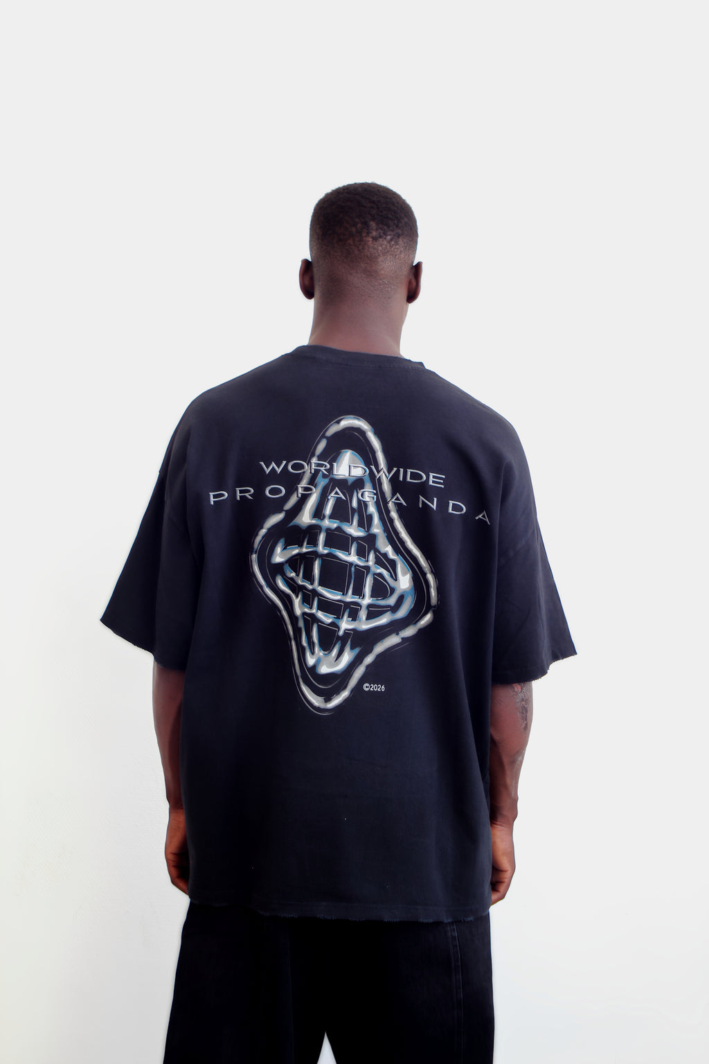 Dos du t-shirt World Map avec l'inscription Worldwide Propaganda et le globe chromé