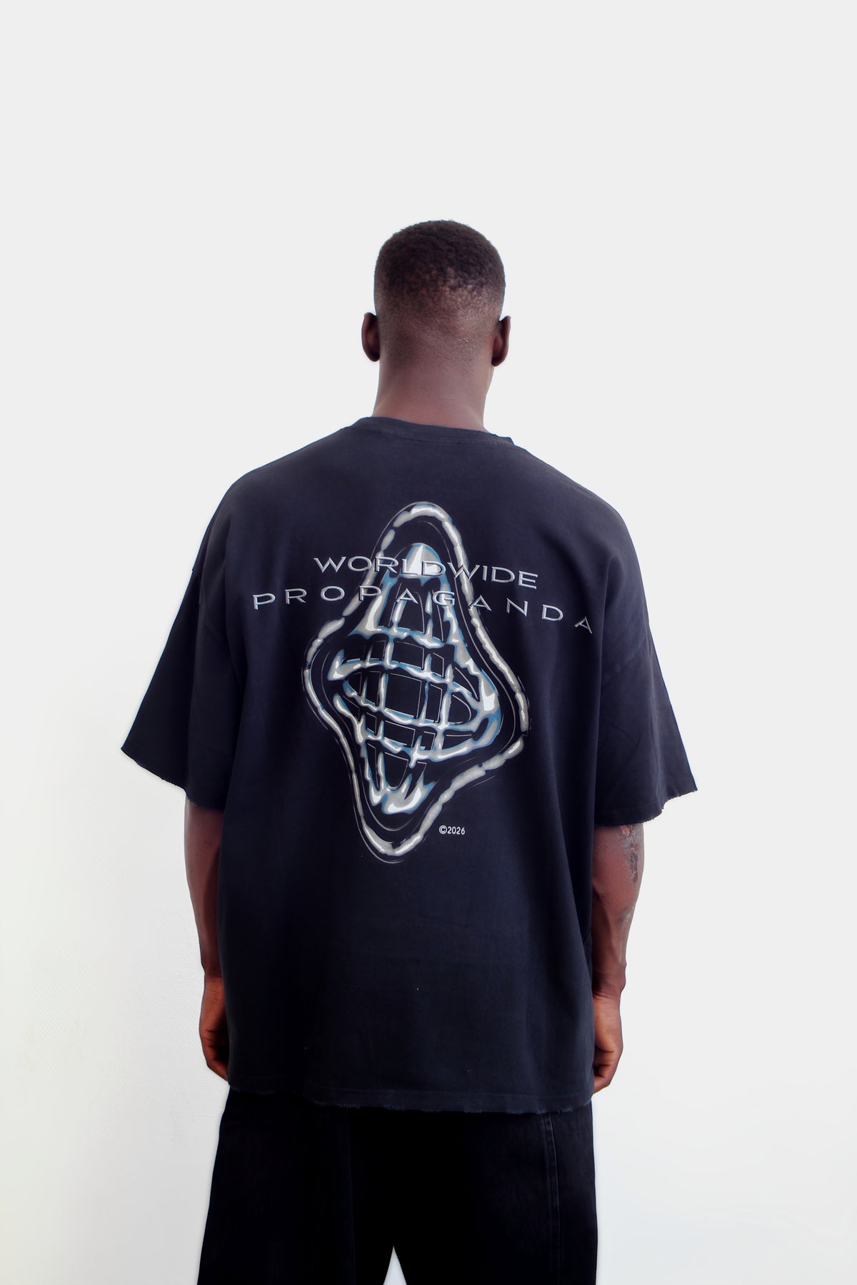 Dos du t-shirt World Map avec l'inscription Worldwide Propaganda et le globe chromé