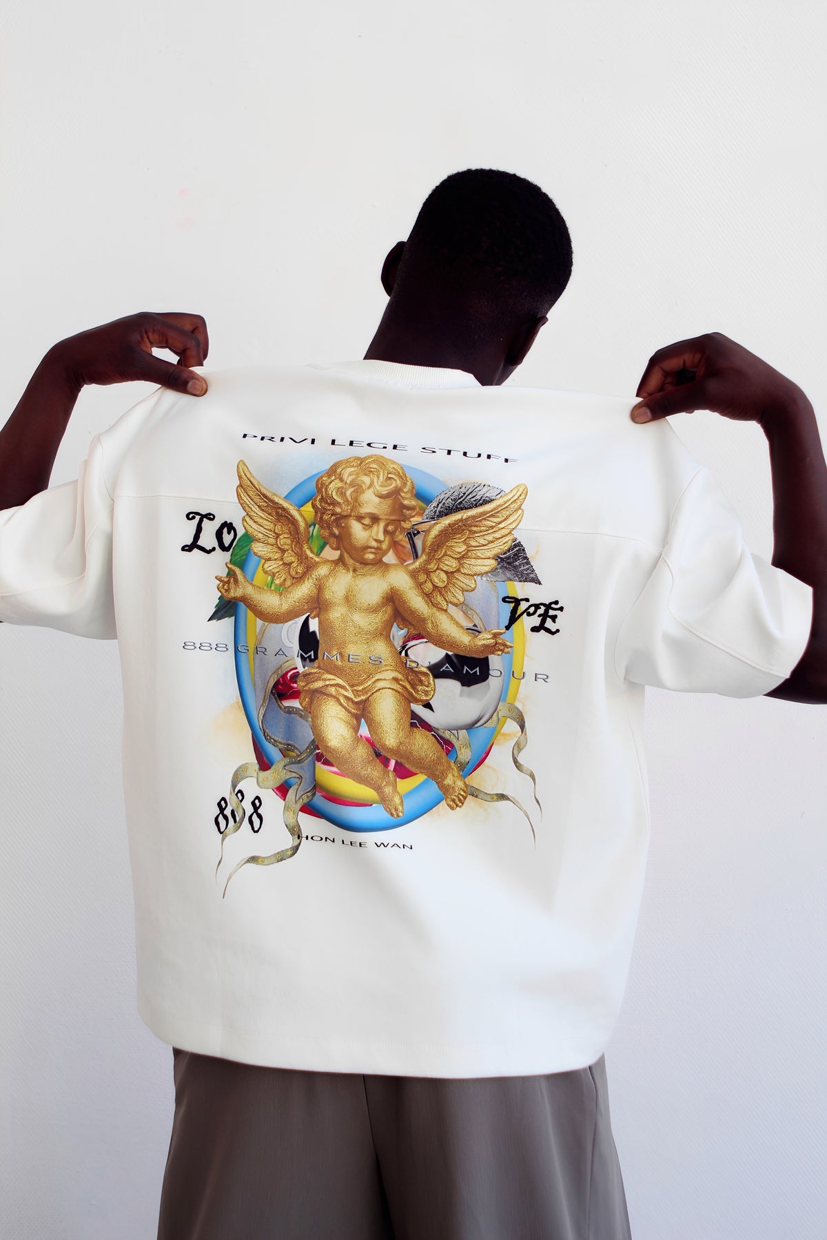 Dos du t-shirt 888 Grammes d'Amour PRIVI LEGE STUFF tenu à bout de bras