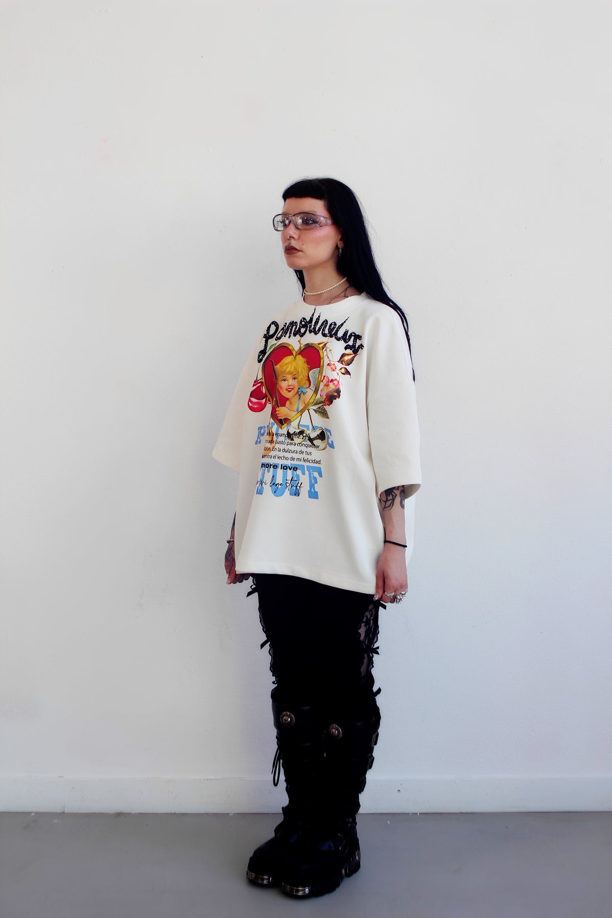T-shirt L'Amoureux blanc porté, vue de profil