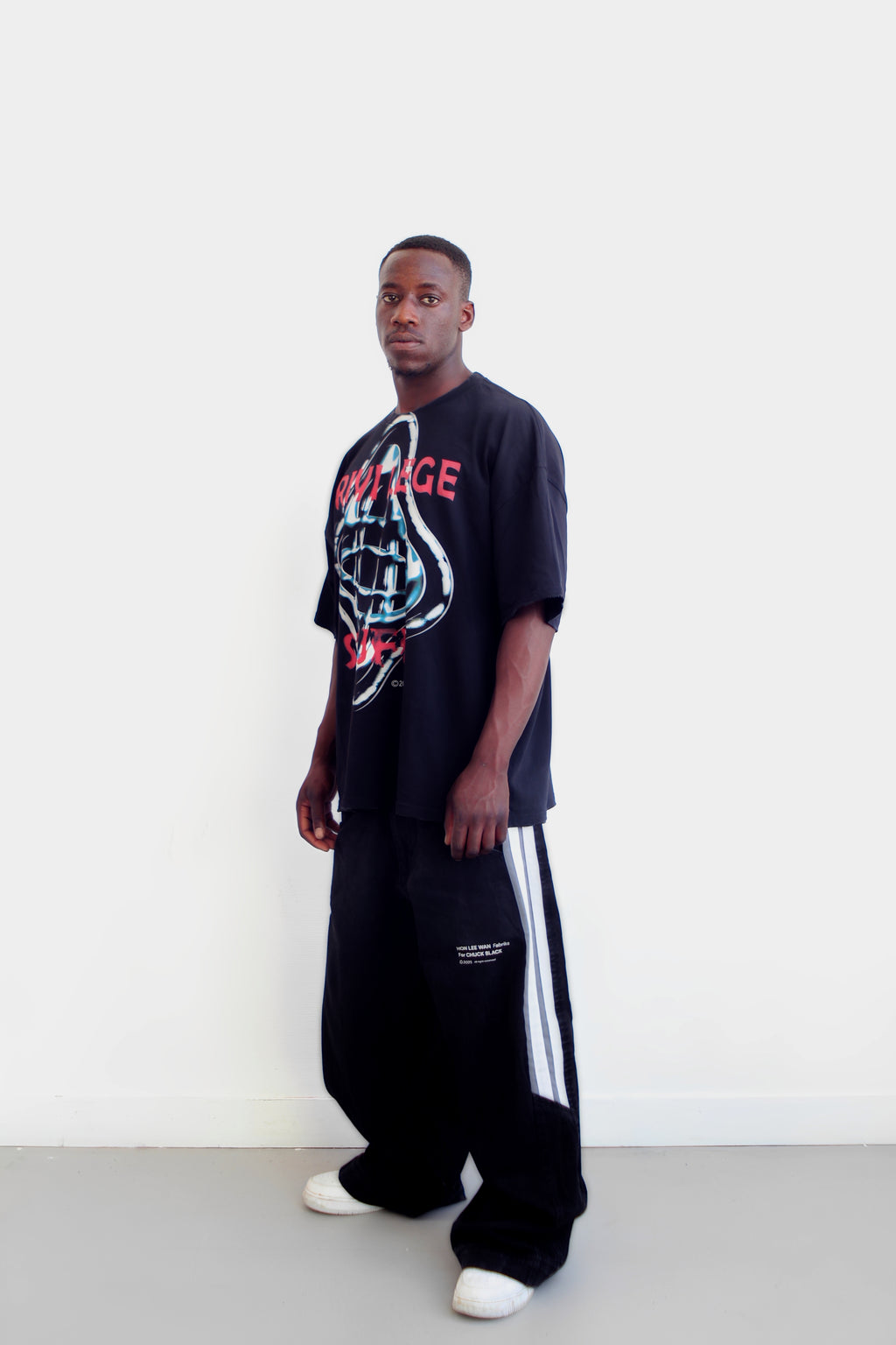 T-shirt oversize World Map noir porté debout, vue de trois quarts