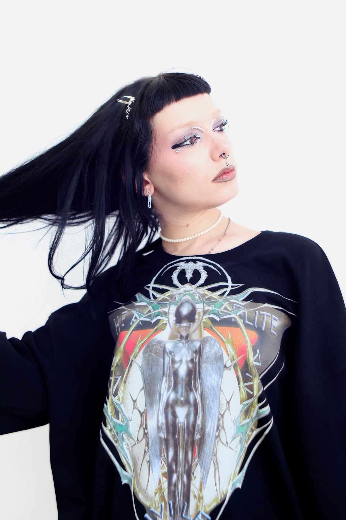 Visuel chromé du t-shirt Cyborg porté, vue de trois quarts