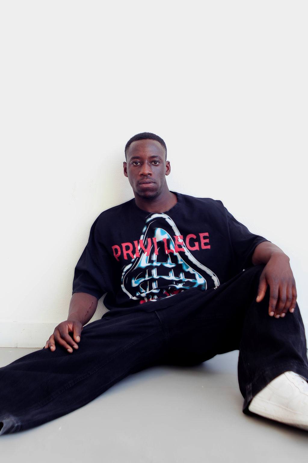 Gros plan du devant du t-shirt World Map, lettrage PRIVI LEGE rouge