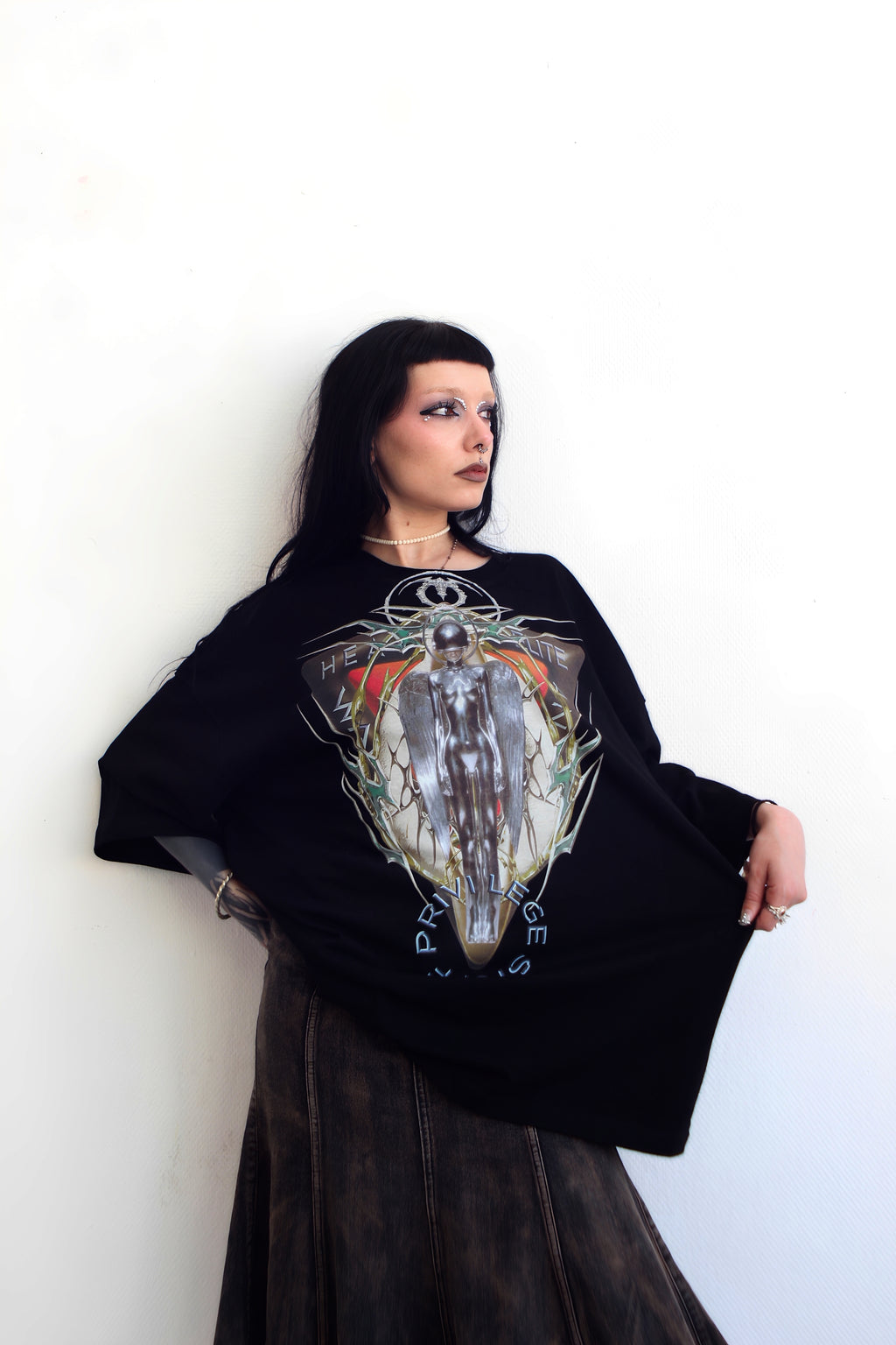 T-shirt Cyborg noir porté, tissu tendu pour montrer l'imprimé