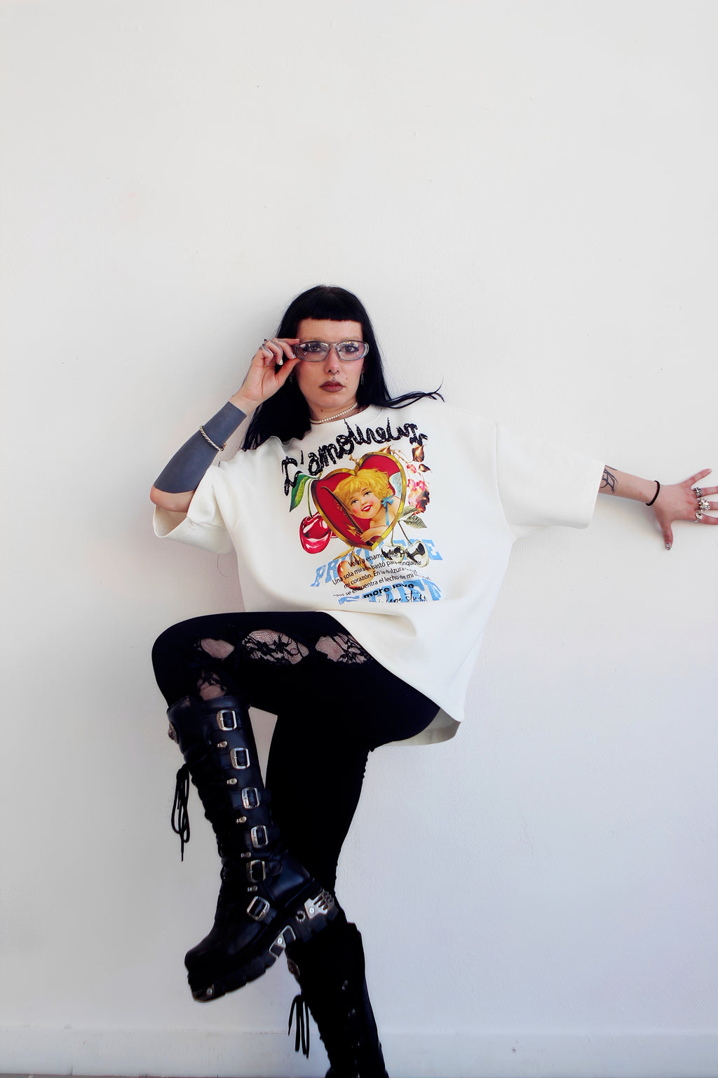 T-shirt L'Amoureux PRIVI LEGE STUFF porté, bras tendu contre le mur