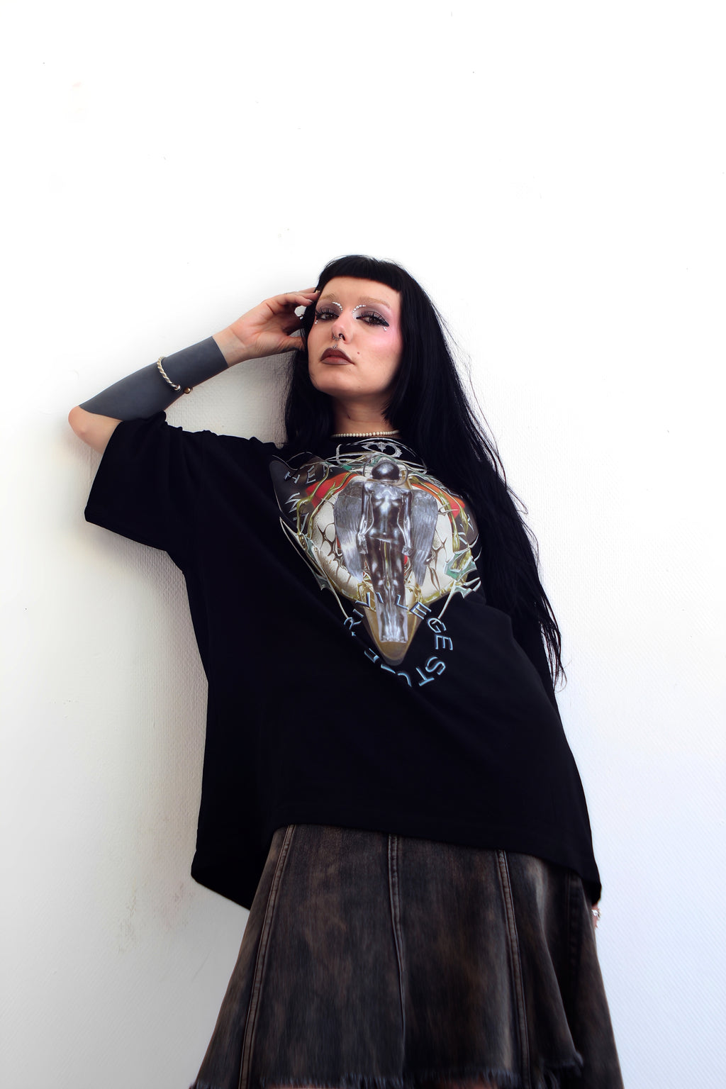 T-shirt oversize Cyborg PRIVI LEGE STUFF porté, appuyé contre le mur