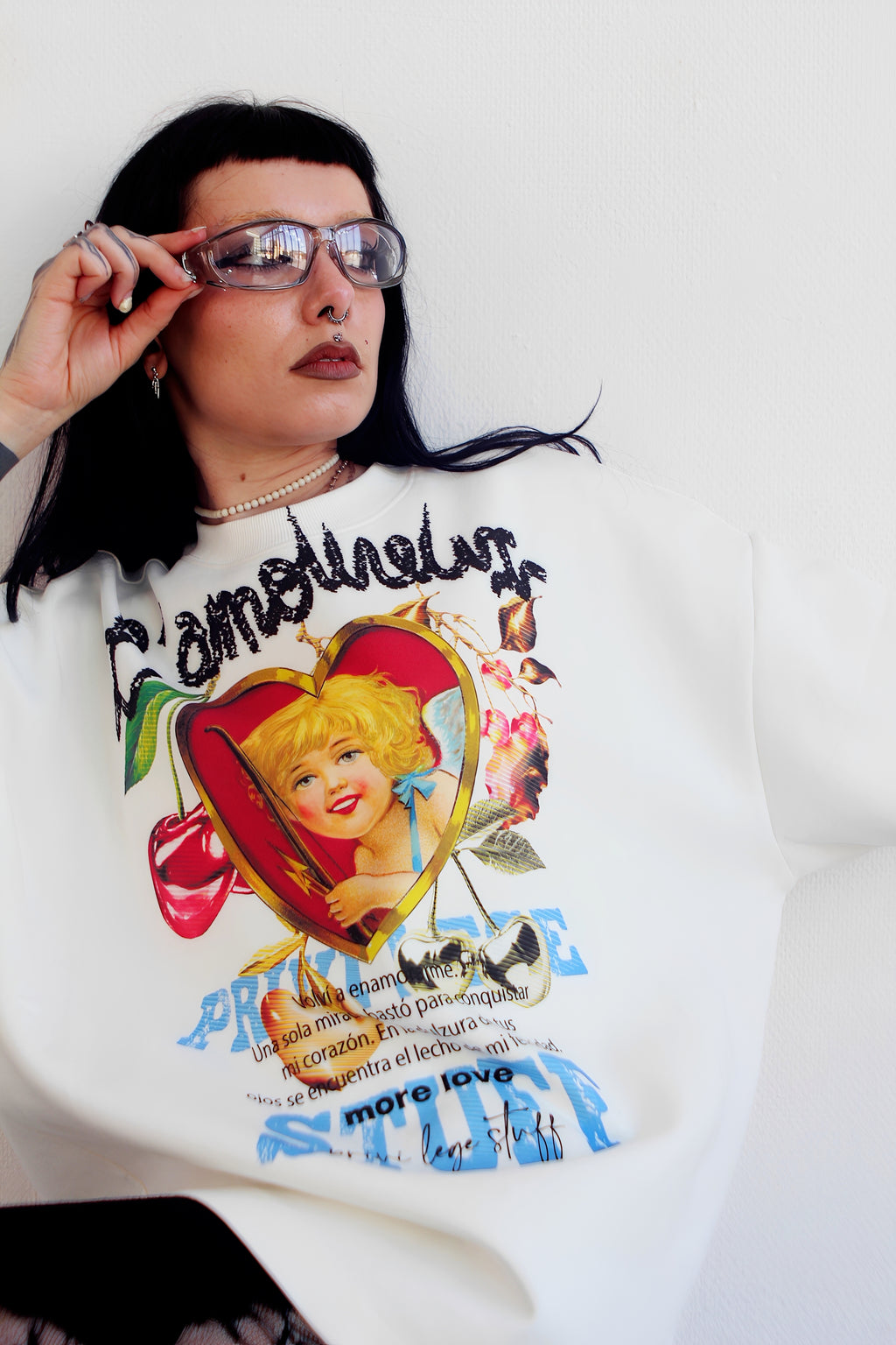 Gros plan du devant du t-shirt L'Amoureux : cœur, chérubin, cerises et lettrage bleu