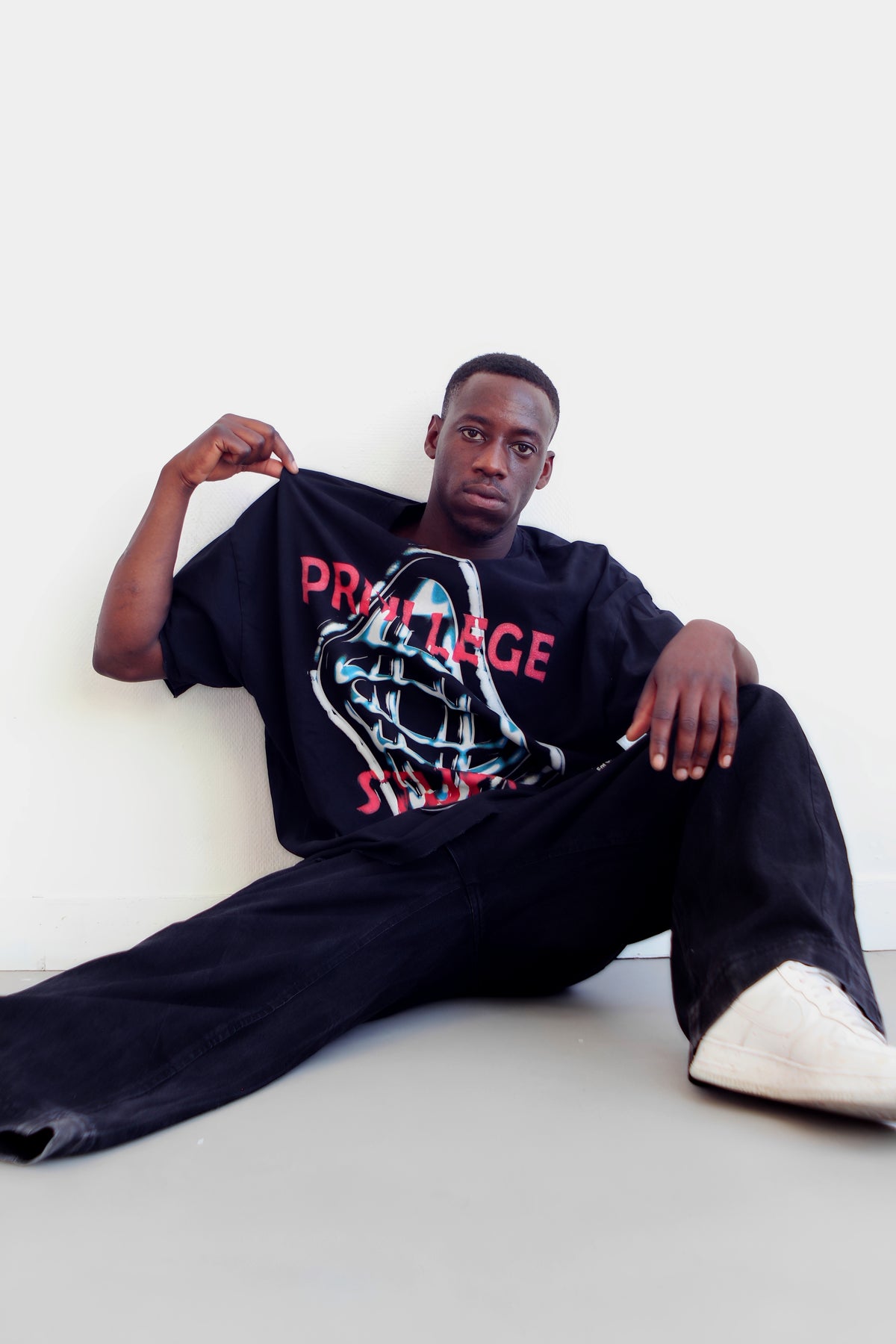 T-shirt World Map noir porté, coupe oversize à manches courtes