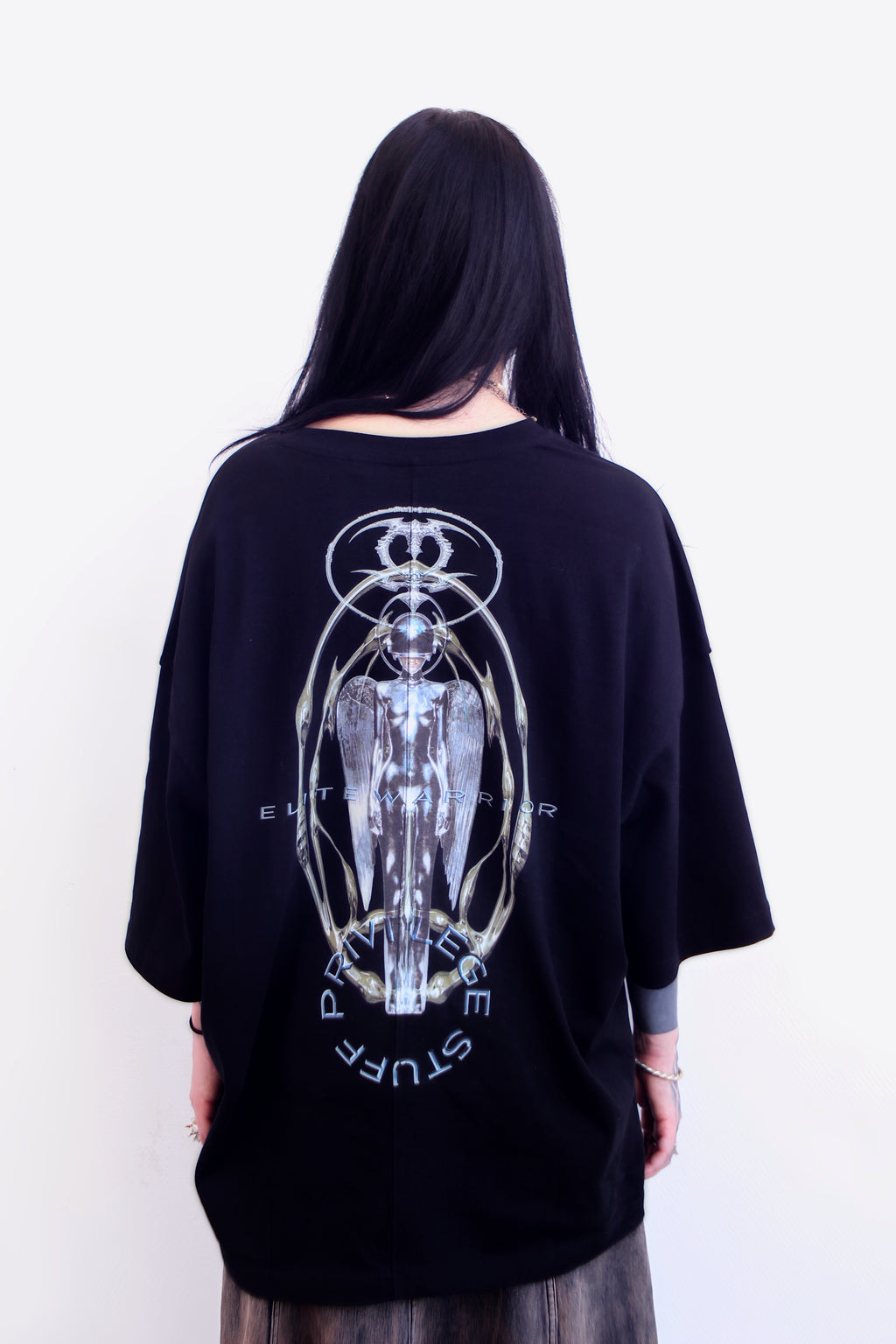 Dos du t-shirt Cyborg : figure chromée et lettrage PRIVI LEGE STUFF en arc