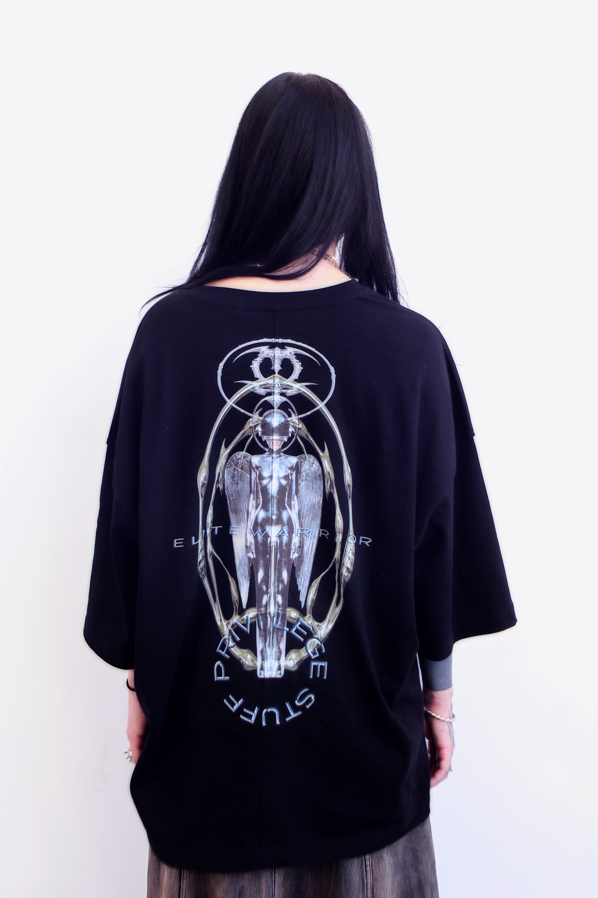 Dos du t-shirt Cyborg : figure chromée et lettrage PRIVI LEGE STUFF en arc