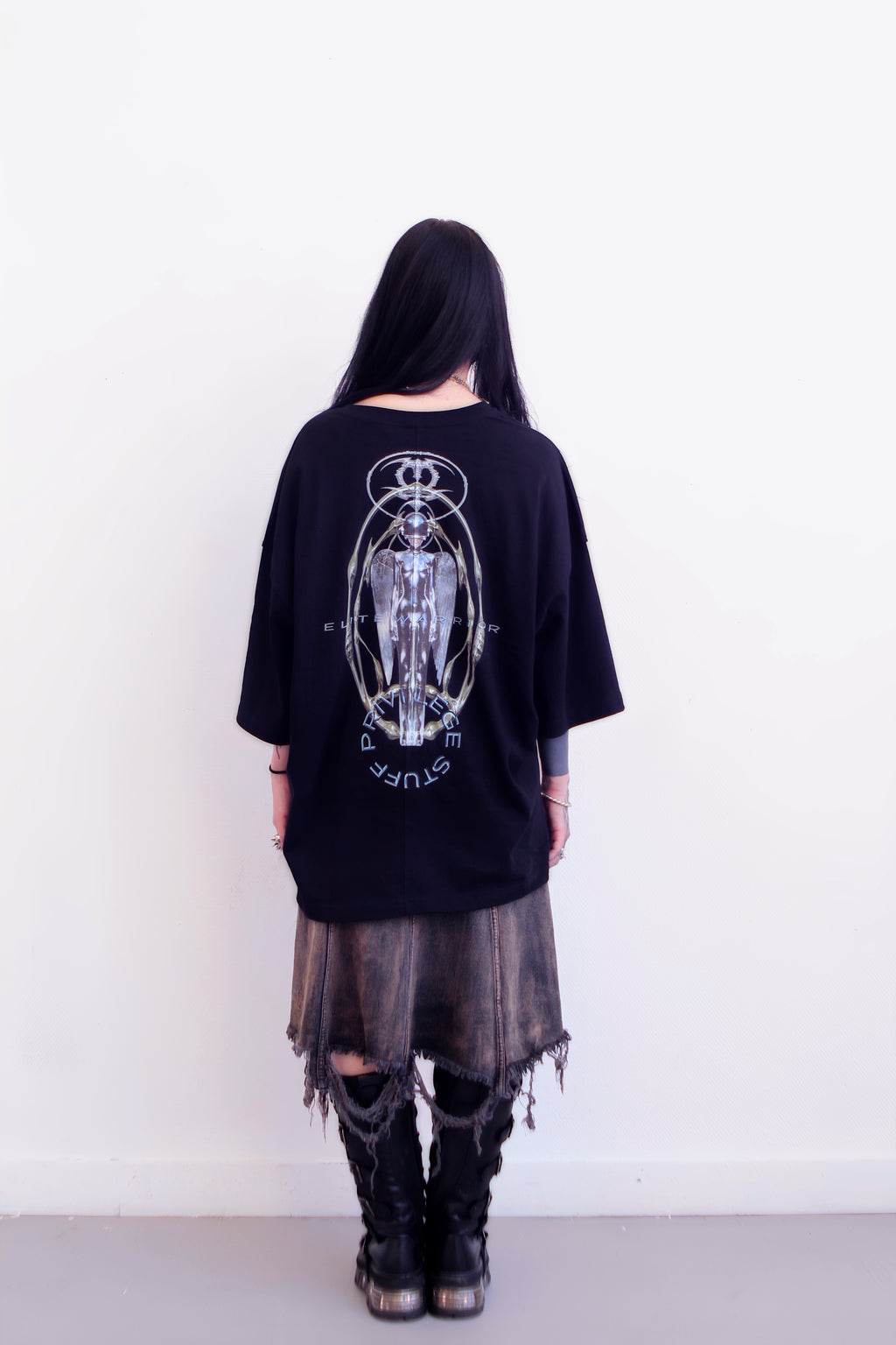 Dos du t-shirt Cyborg noir porté, silhouette entière
