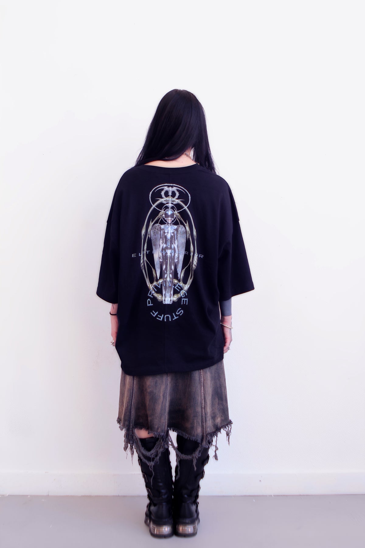 Dos du t-shirt Cyborg noir porté, silhouette entière